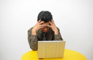 目の異物感の原因と予防法を解説する記事のイメージ画像