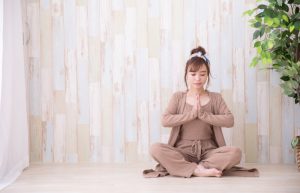 眼精疲労におすすめのマッサージとストレッチを紹介する記事のアイキャッチ画像