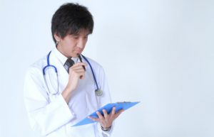 糖尿病網膜症の症状の進行段階と治療法を解説する記事のイメージ画像