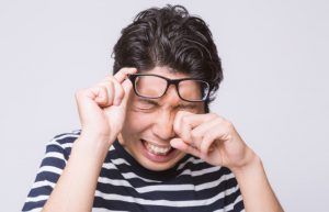 ドライアイの原因と予防法を解説する記事のアイキャッチ画像