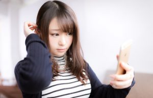 アイメイクとドライアイなど目の病気の関連性を解説する記事のアイキャッチ画像